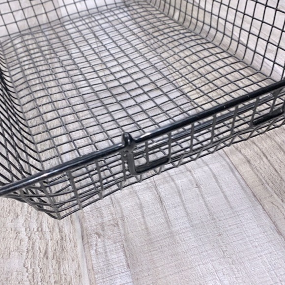 Wire mesh black tray basket - Picture 3 of 4